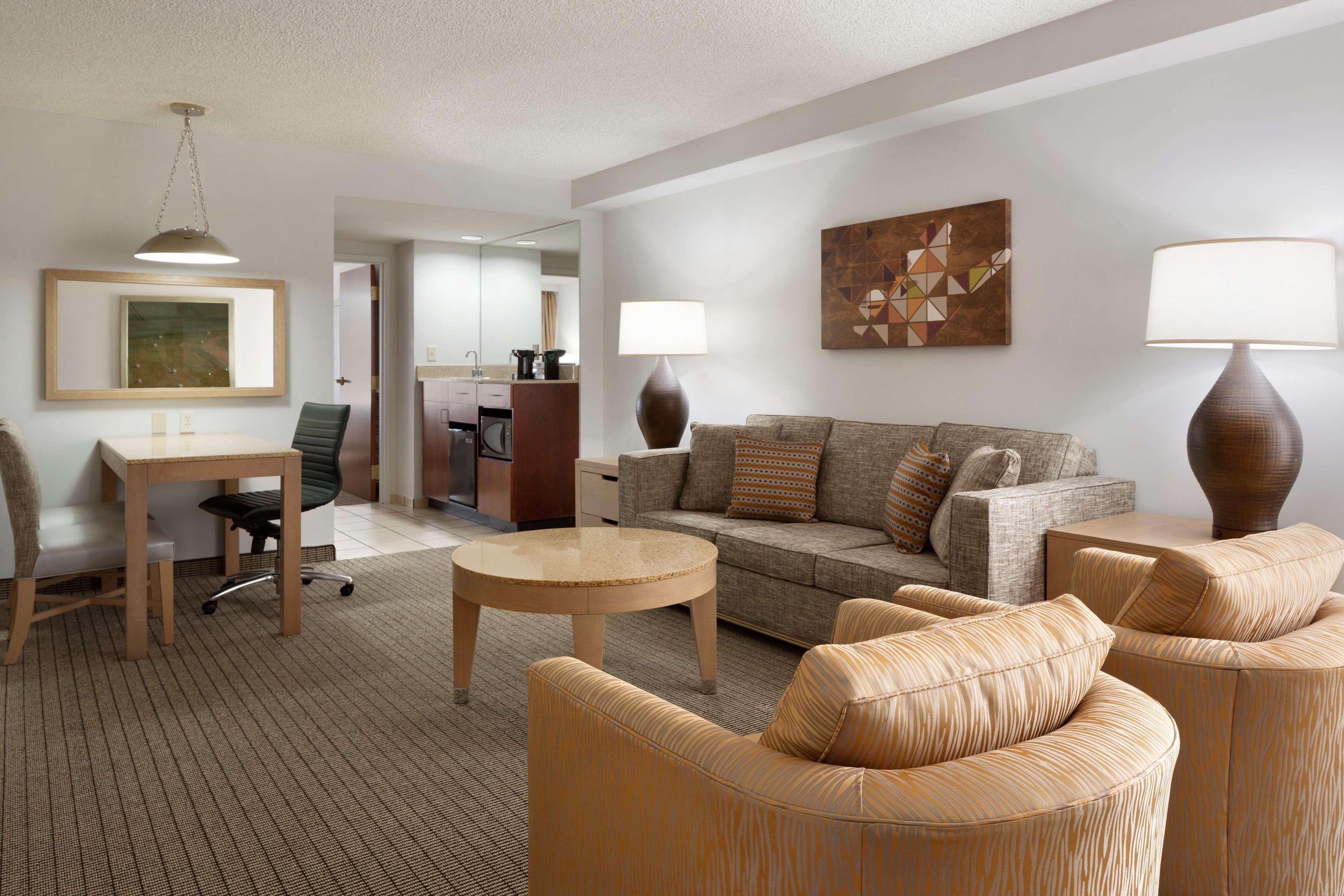 Embassy Suites By Hilton Denver International Airport Екстериор снимка