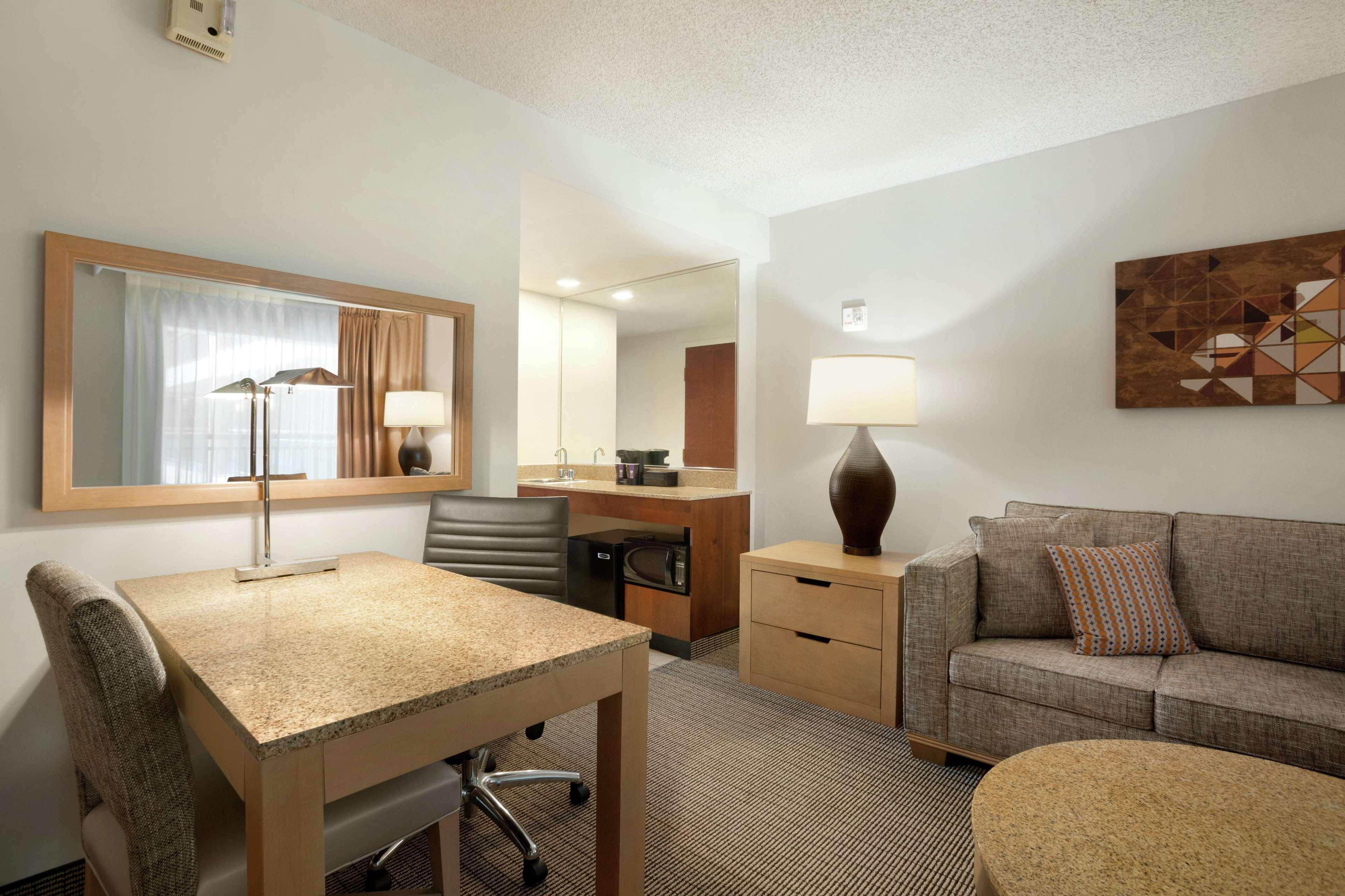 Embassy Suites By Hilton Denver International Airport Екстериор снимка