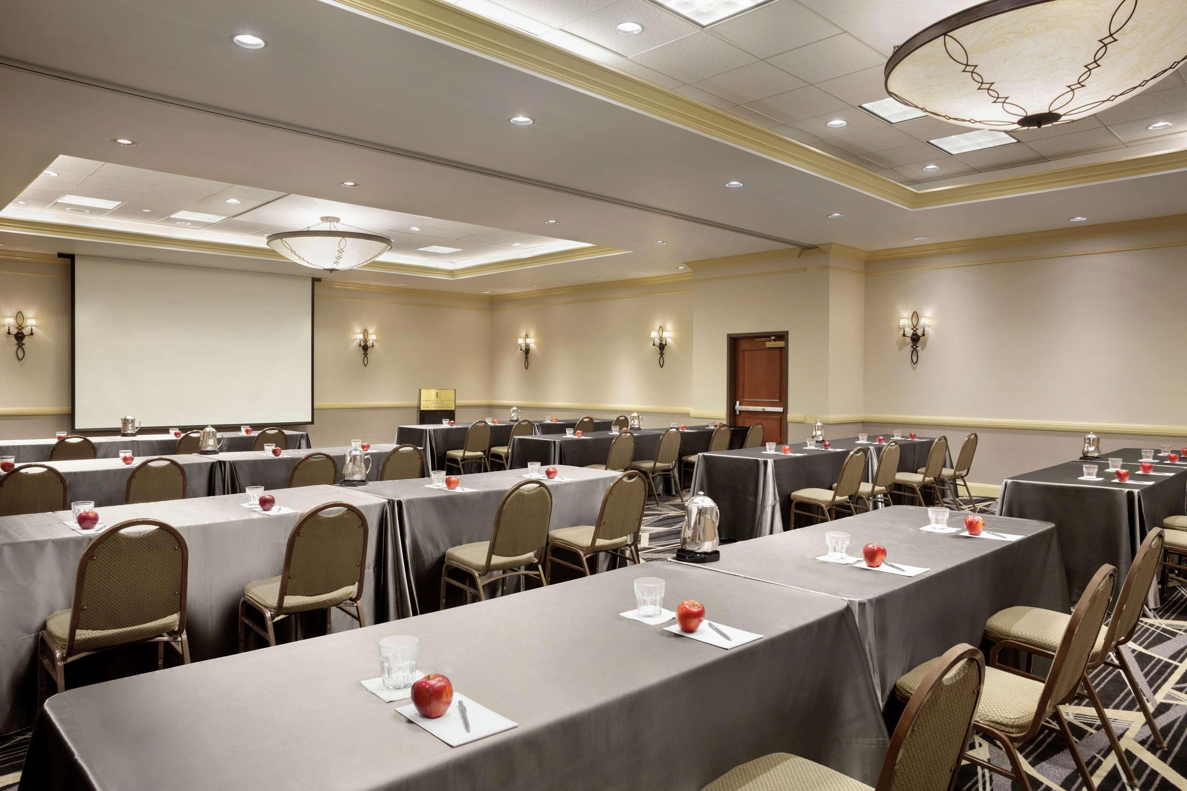 Embassy Suites By Hilton Denver International Airport Екстериор снимка