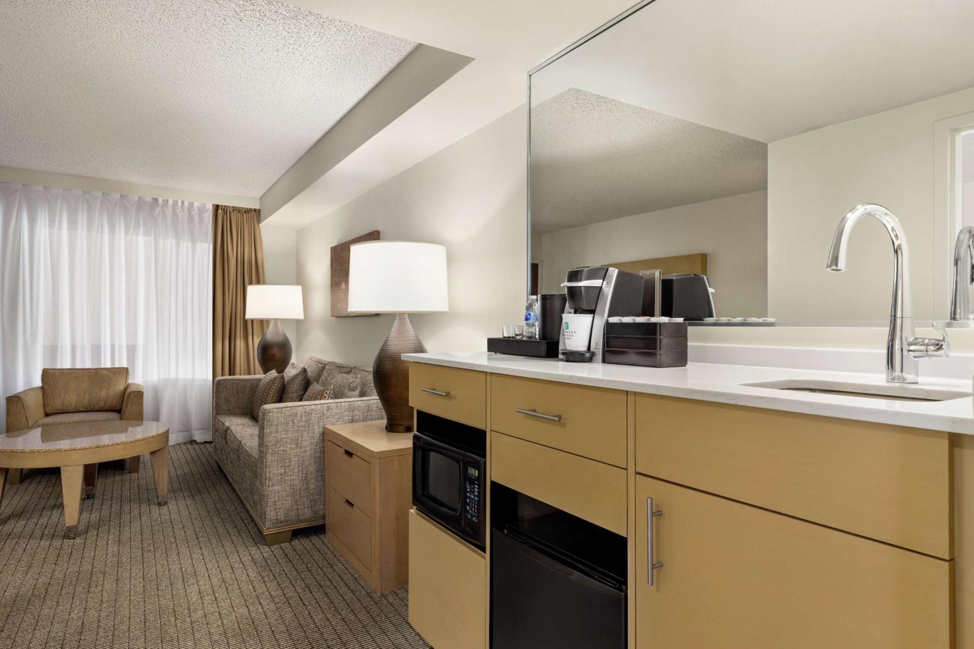 Embassy Suites By Hilton Denver International Airport Екстериор снимка