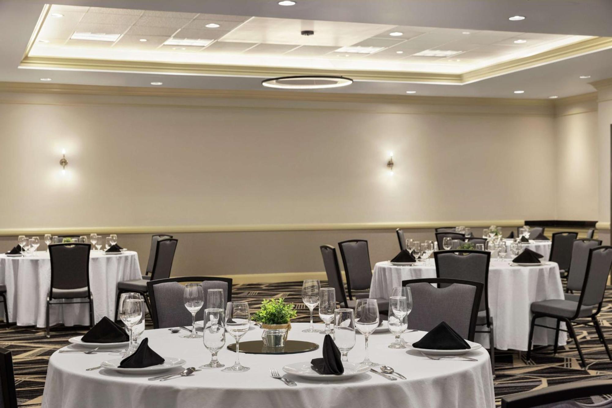 Embassy Suites By Hilton Denver International Airport Екстериор снимка