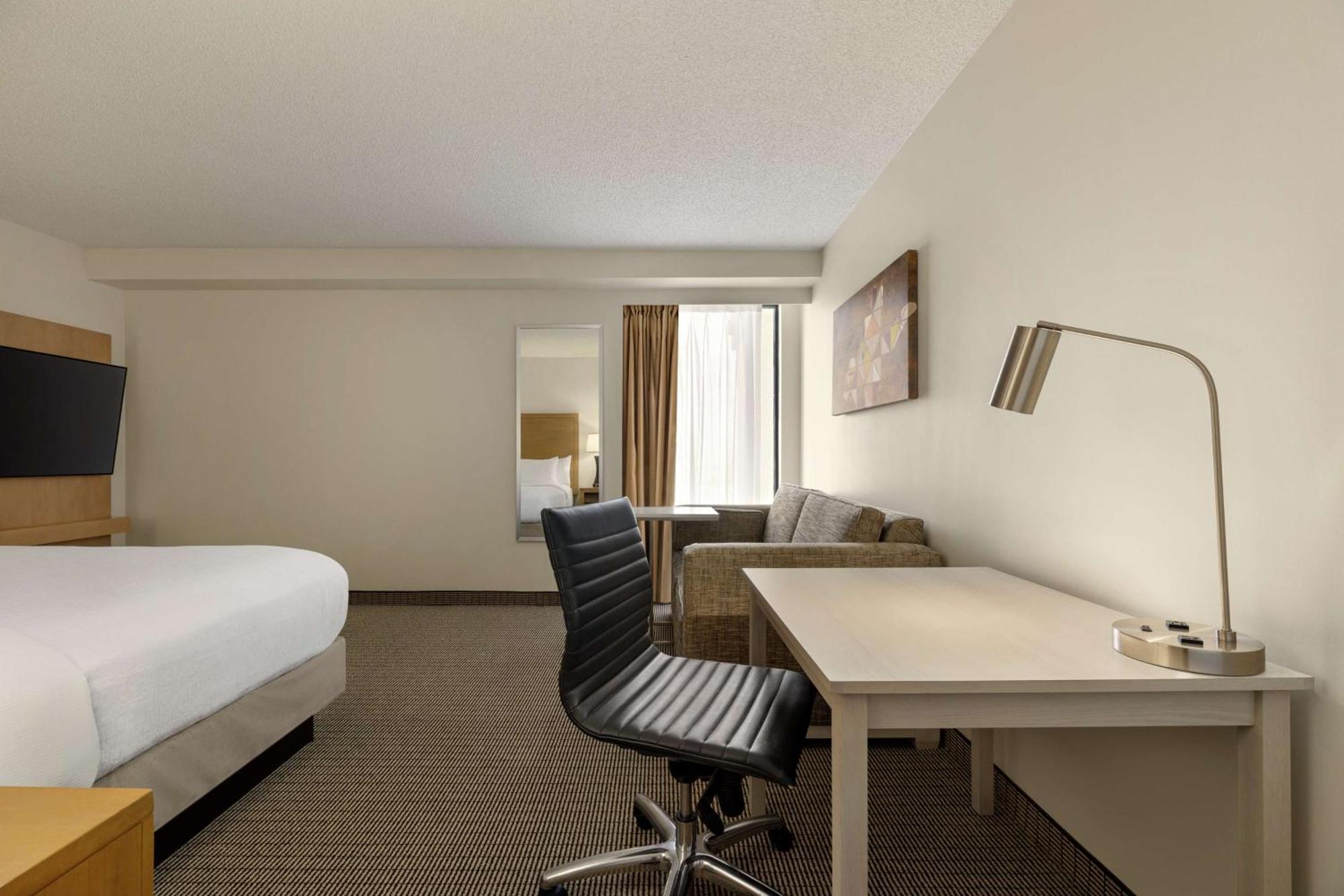 Embassy Suites By Hilton Denver International Airport Екстериор снимка